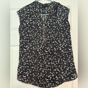 Dynamite short sleeved blouse with zipper down front